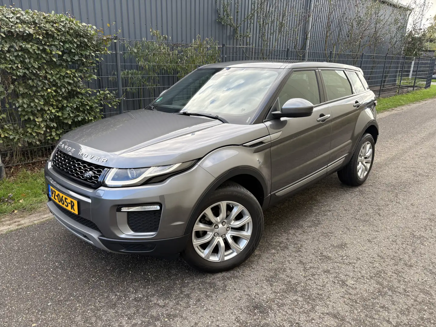 Land Rover Range Rover Evoque 2.0 eD4 Urban Series SE / LEER / NAVI / PANORAMADA Gris - 2