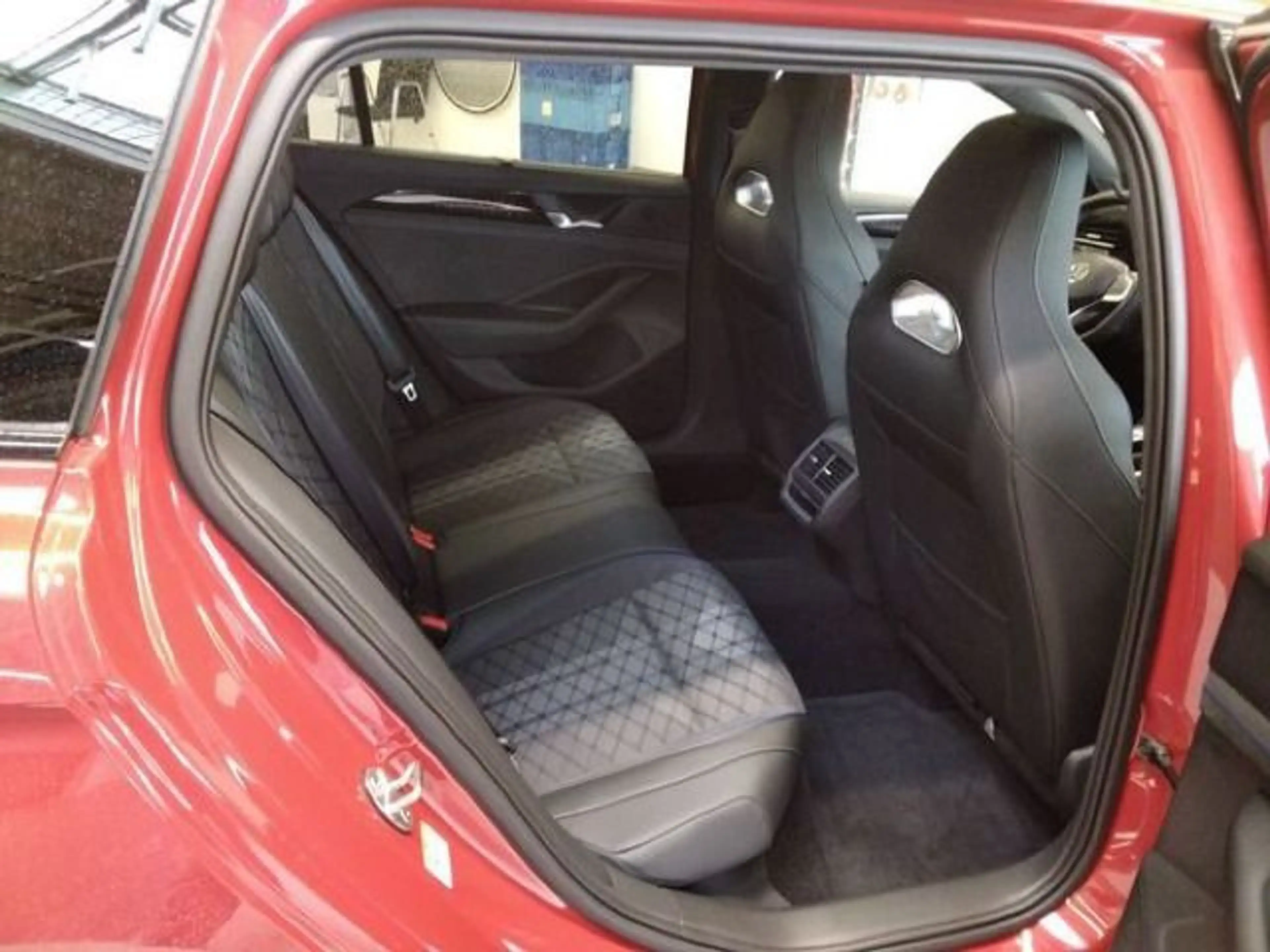 Volkswagen Passat Variant 2.0 TDI DSG R-Line Business Navi — photo 7