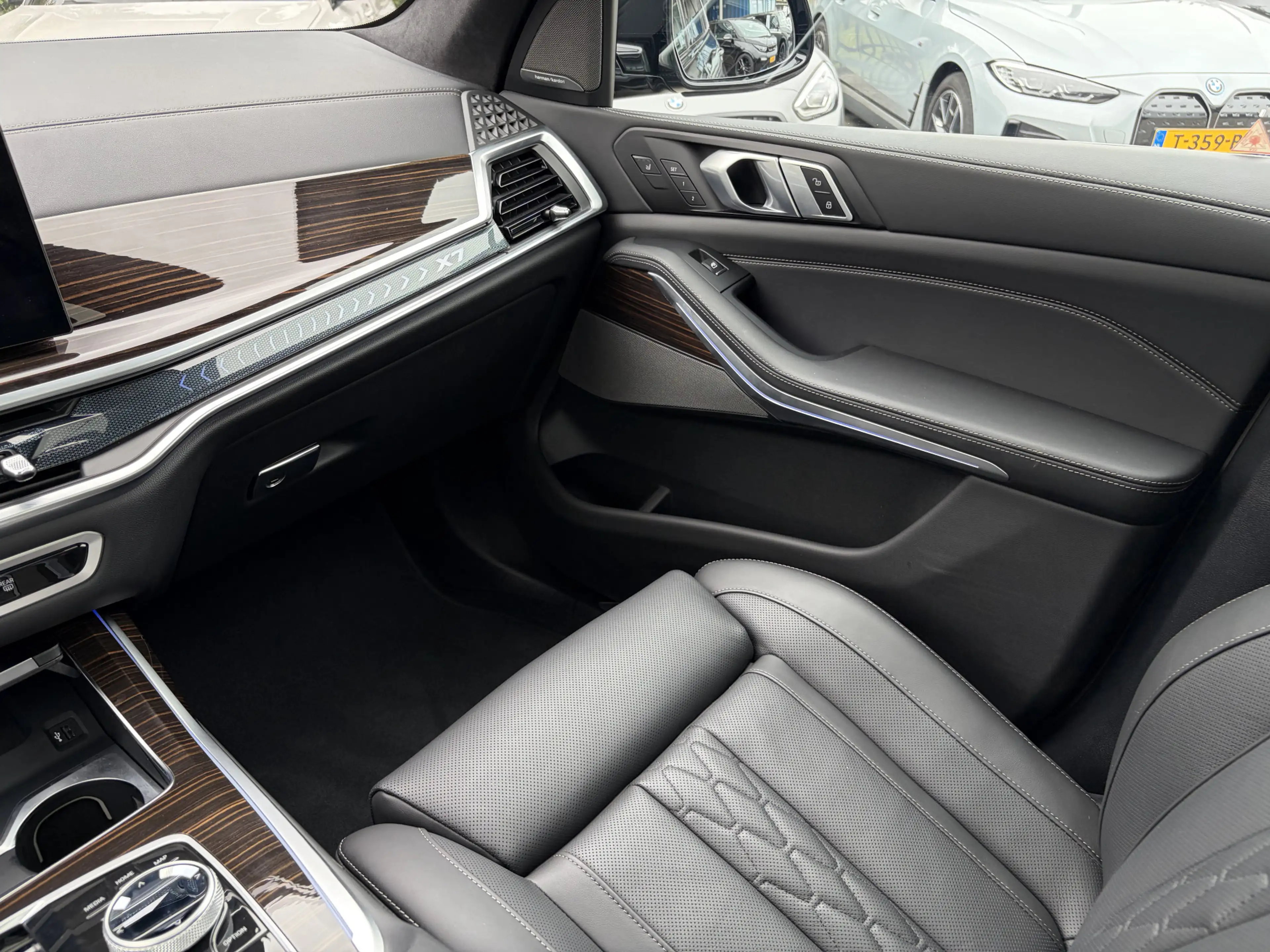 BMW X7 xDrive40i | M-Sport Pro | Panorama Sky Lounge | In — photo 12