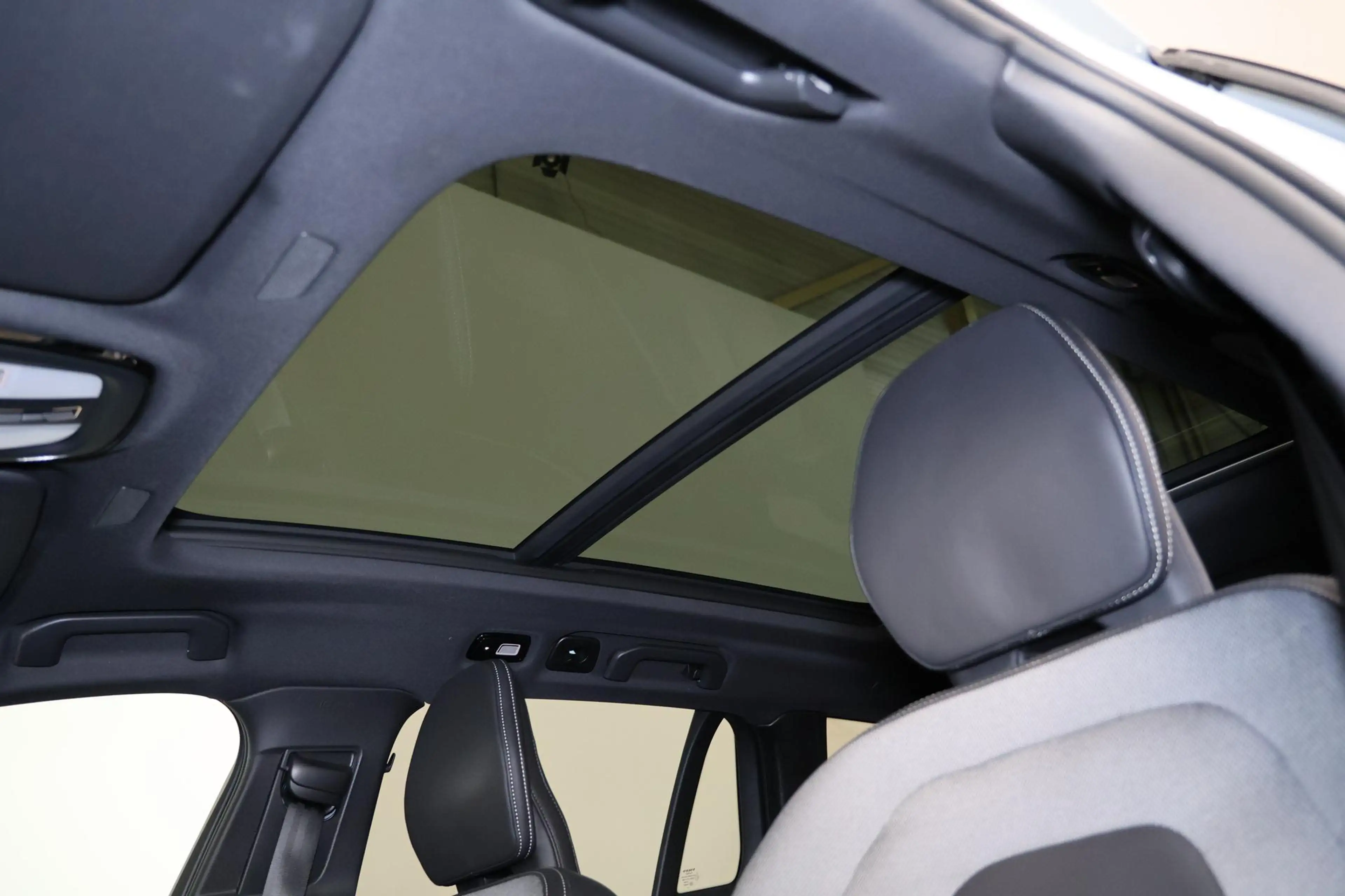 Volvo V60 T8 Recharge AWD Plus Dark - Panorama/schuifdak - I — photo 6