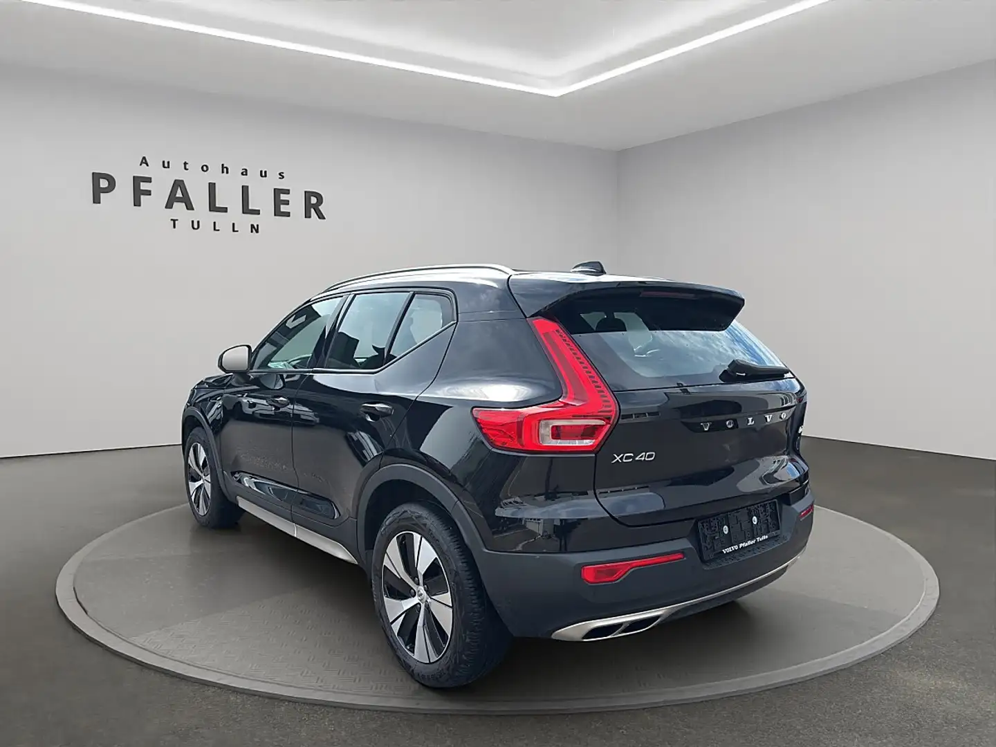 Volvo XC40 D3 Momentum Pro Geartronic Schwarz - 2