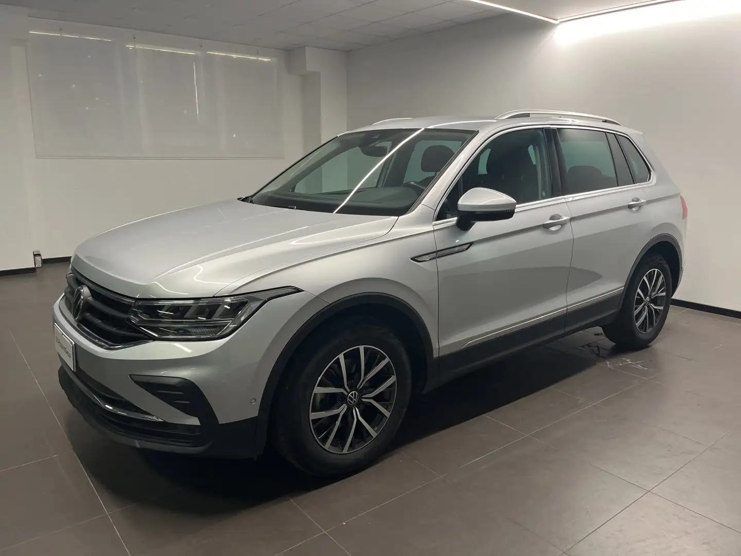 Volkswagen Tiguan Nuova Life 2.0 TDI SCR 90 kW/122 CV man Argento - 1