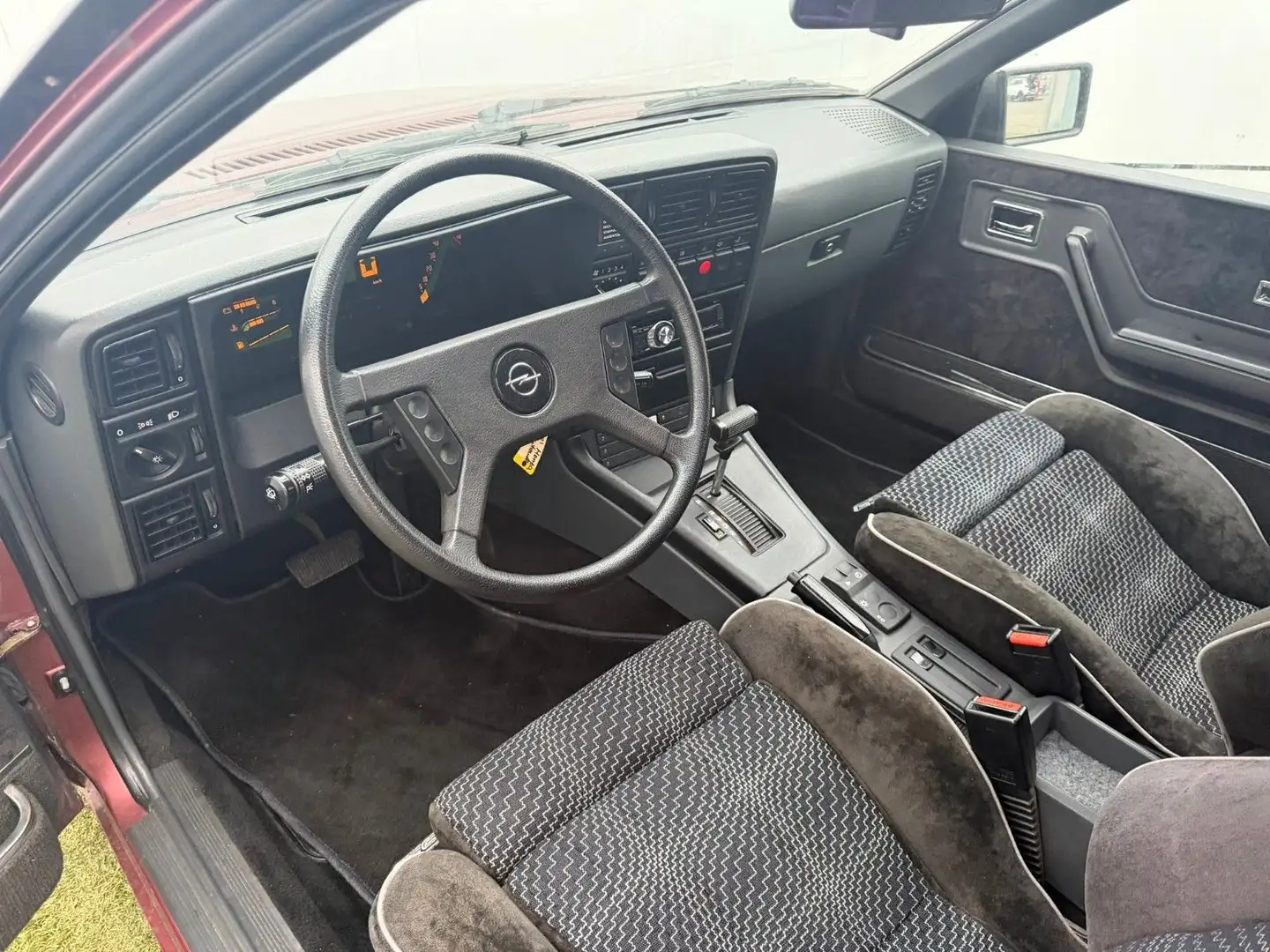 Opel Monza 3.0 GSE Mäusekino, Automatik 179PS Rojo - 2