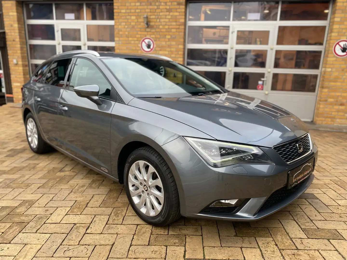 SEAT Leon ST 1.4 TSI Style LED SHZ PDC GRA NAV 1.HD Grau - 1