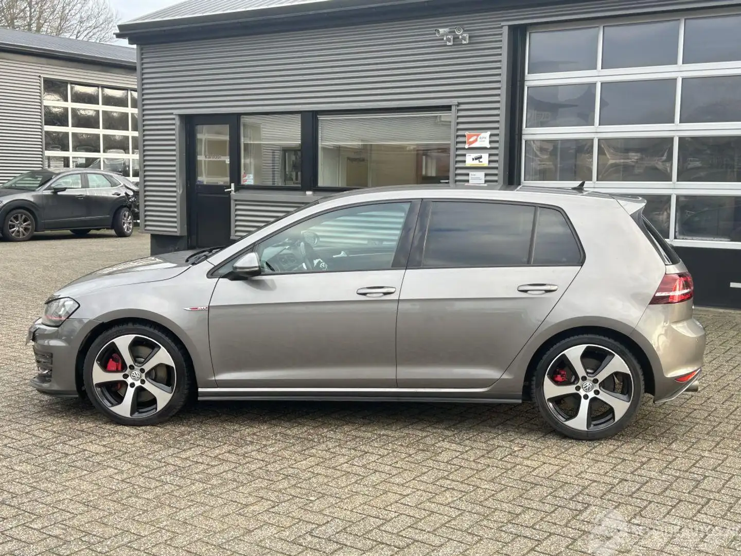 Volkswagen Golf GTI Performance 2.0 TSI Grau - 2