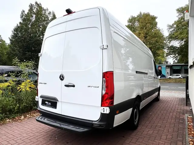 Mercedes-Benz Sprinter view 4