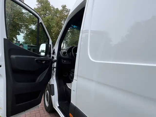 Mercedes-Benz Sprinter view 8
