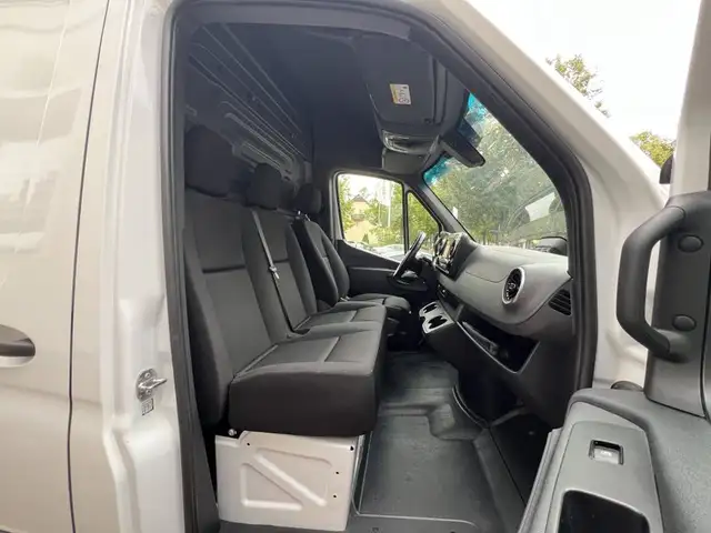 Mercedes-Benz Sprinter view 9