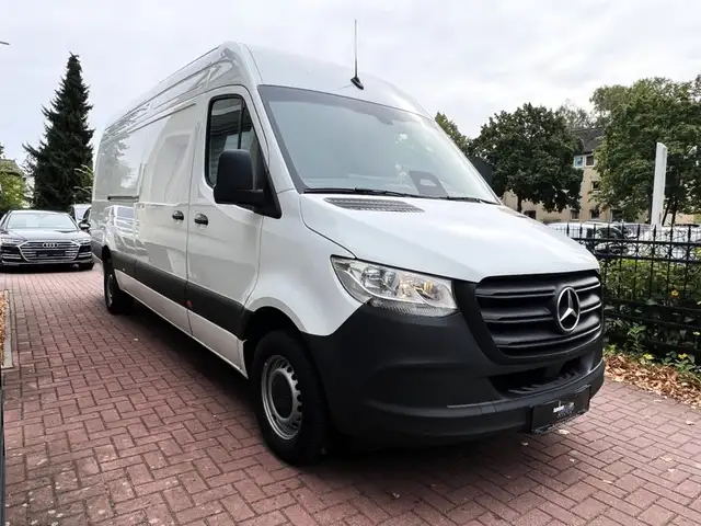 Mercedes-Benz Sprinter view 2