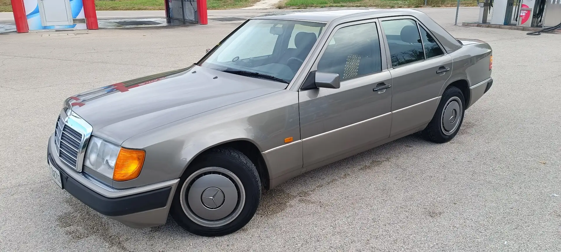 Mercedes-Benz 200 - 1