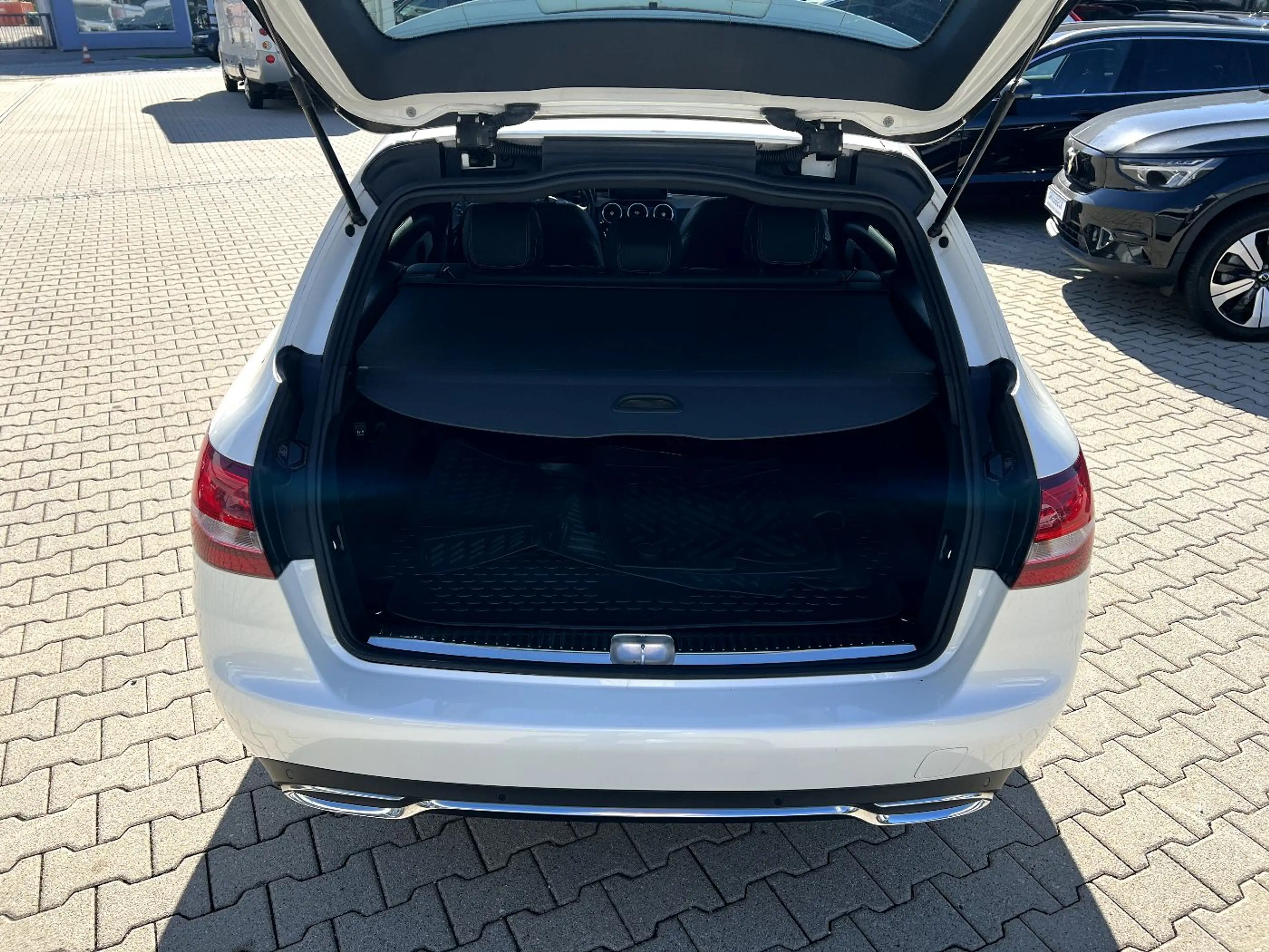 Mercedes-Benz C 250 T Avantgarde *Head-up Navi Kamera Leder* — photo 7