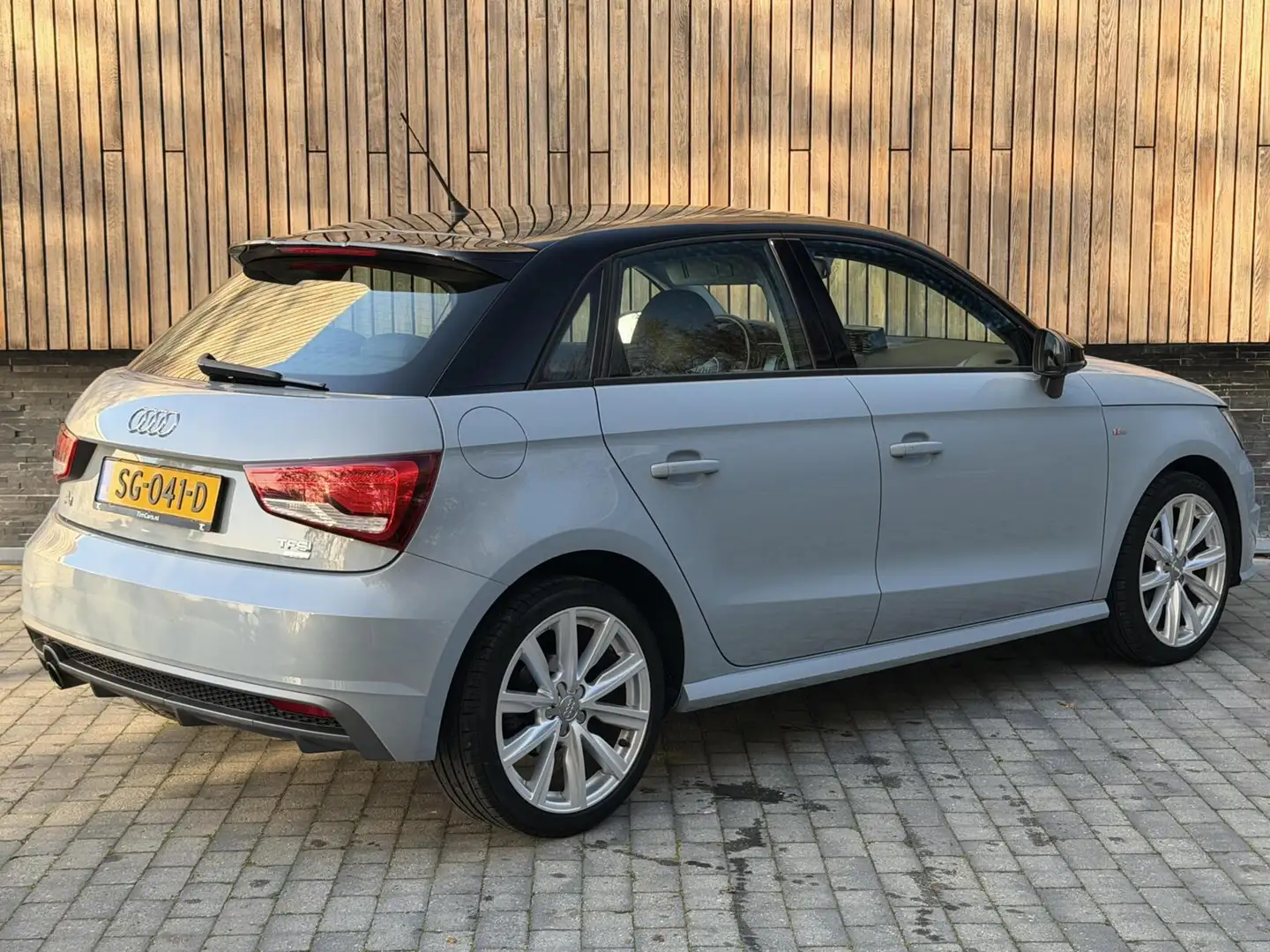 Audi A1 Sportback 1.0 TFSI Adrenalin Handgeschakeld | S-li Grau - 2