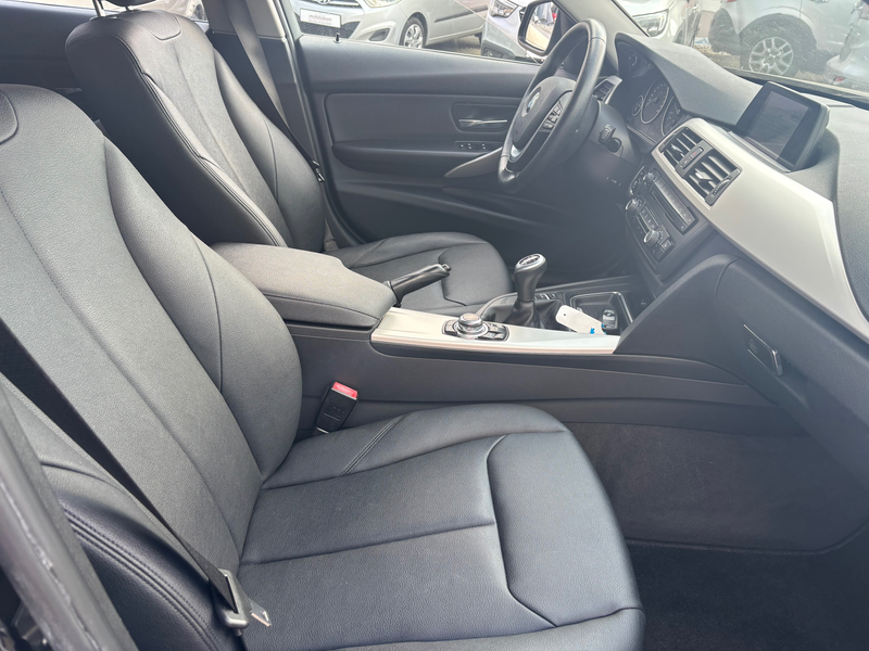 BMW 318 318d Touring — photo 12