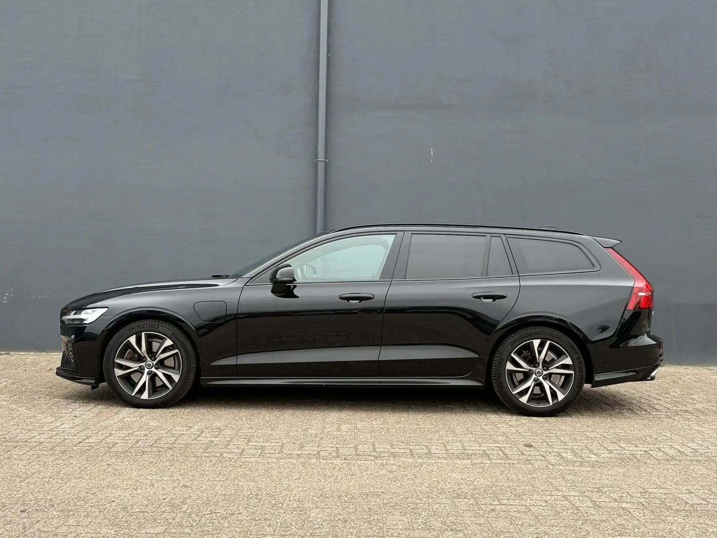 Volvo V60 2.0 T8 AWD R-Design Polestar Engineered Hybride Zwart - 2