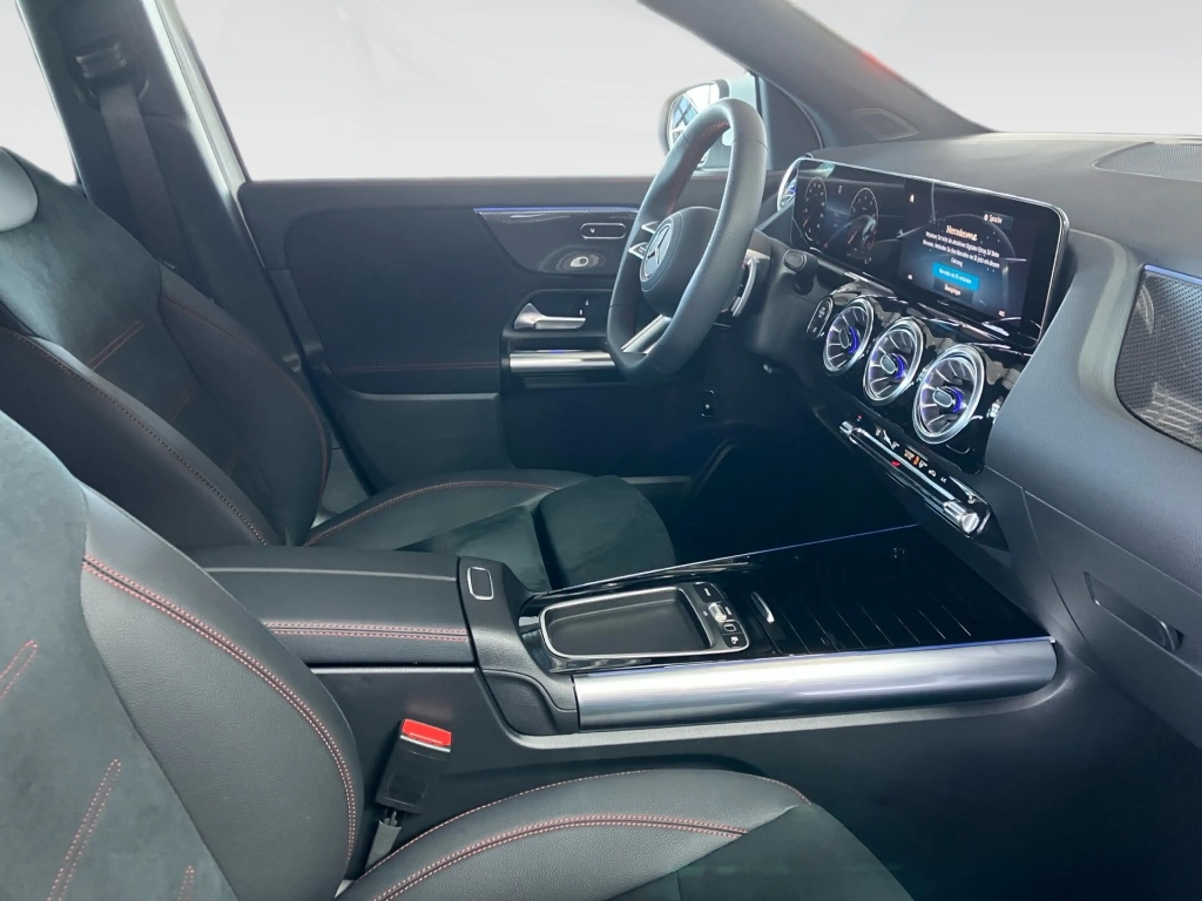 Mercedes-Benz GLA 180 EDITION AMG-Line+AHK+DISTR+KEYLESS+360°K — photo 10