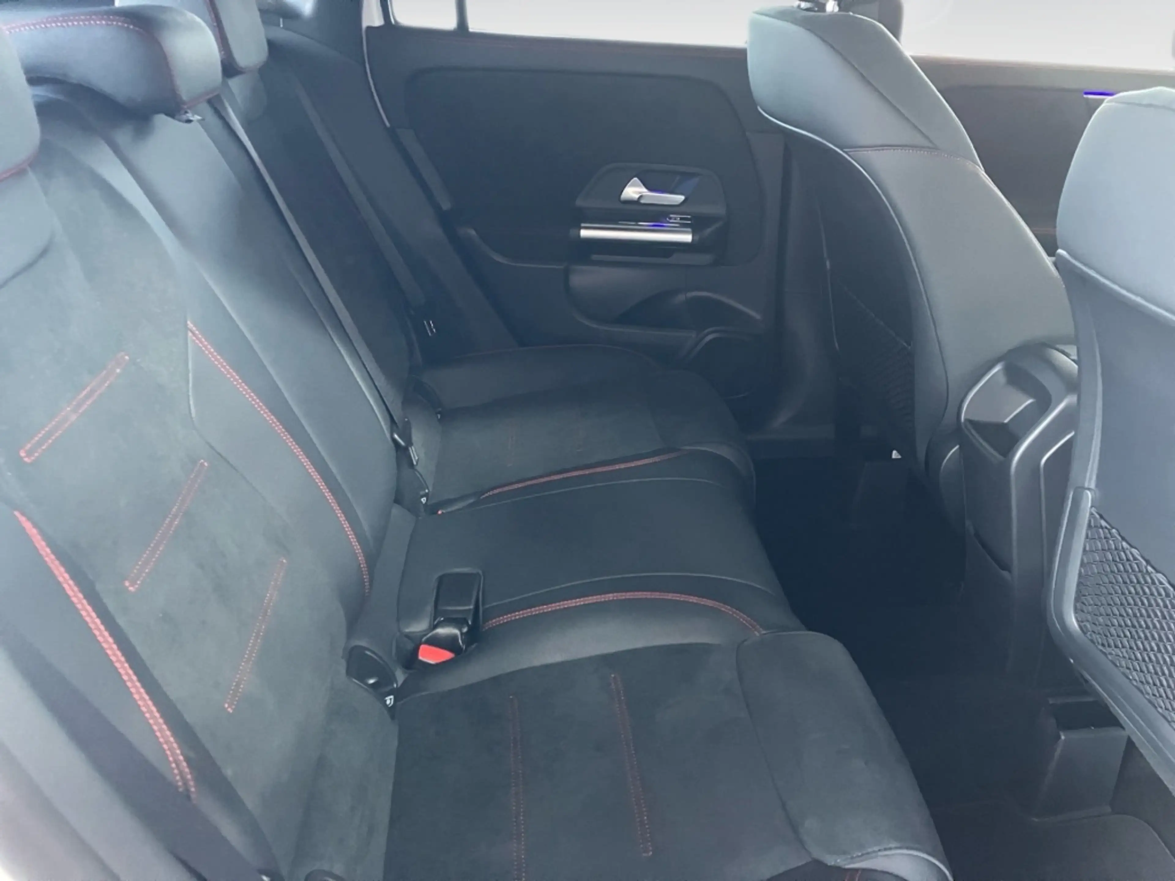 Mercedes-Benz GLA 180 EDITION AMG-Line+AHK+DISTR+KEYLESS+360°K — photo 9