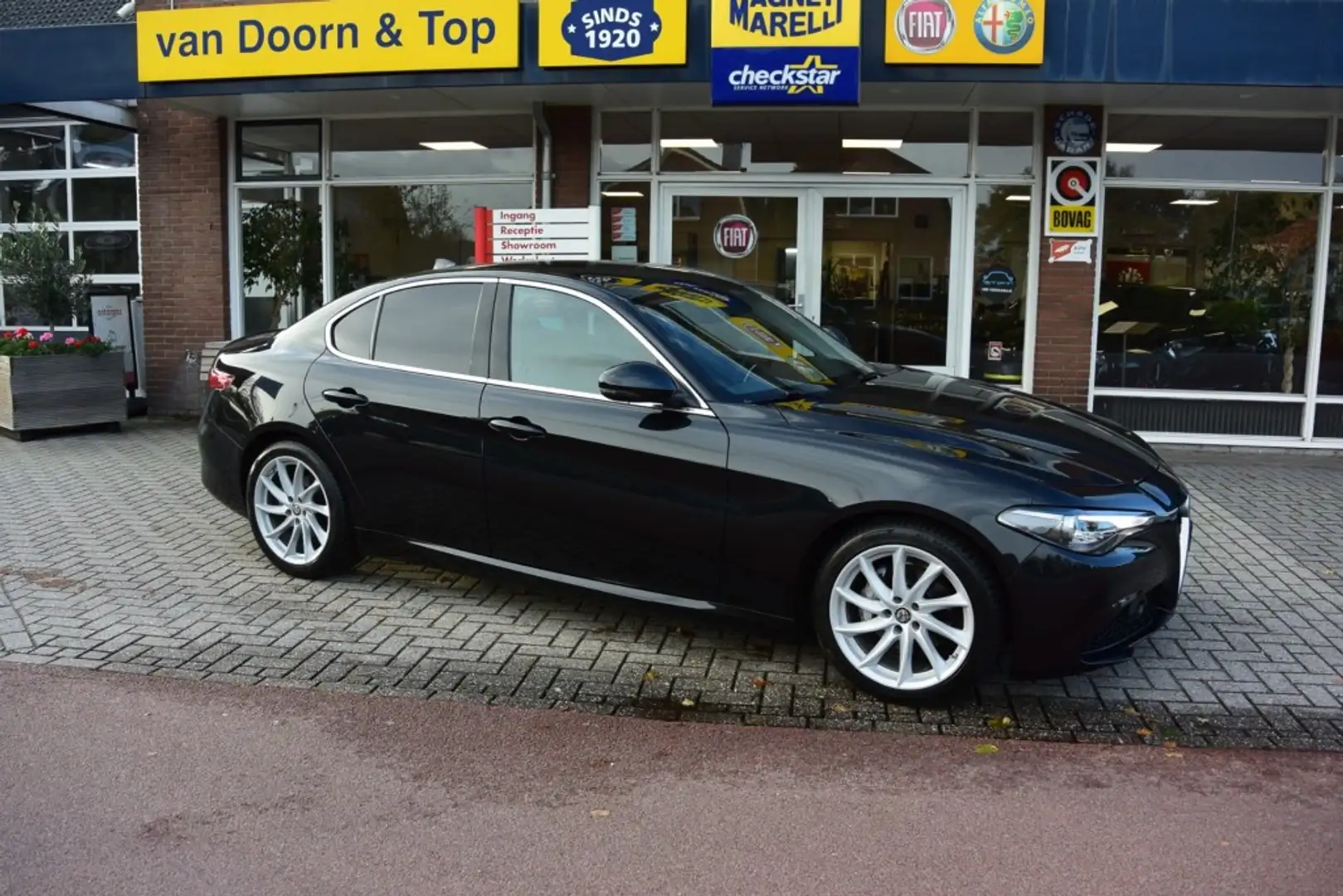 Alfa Romeo Giulia 2.0T Super Corporate Edition Zwart - 1