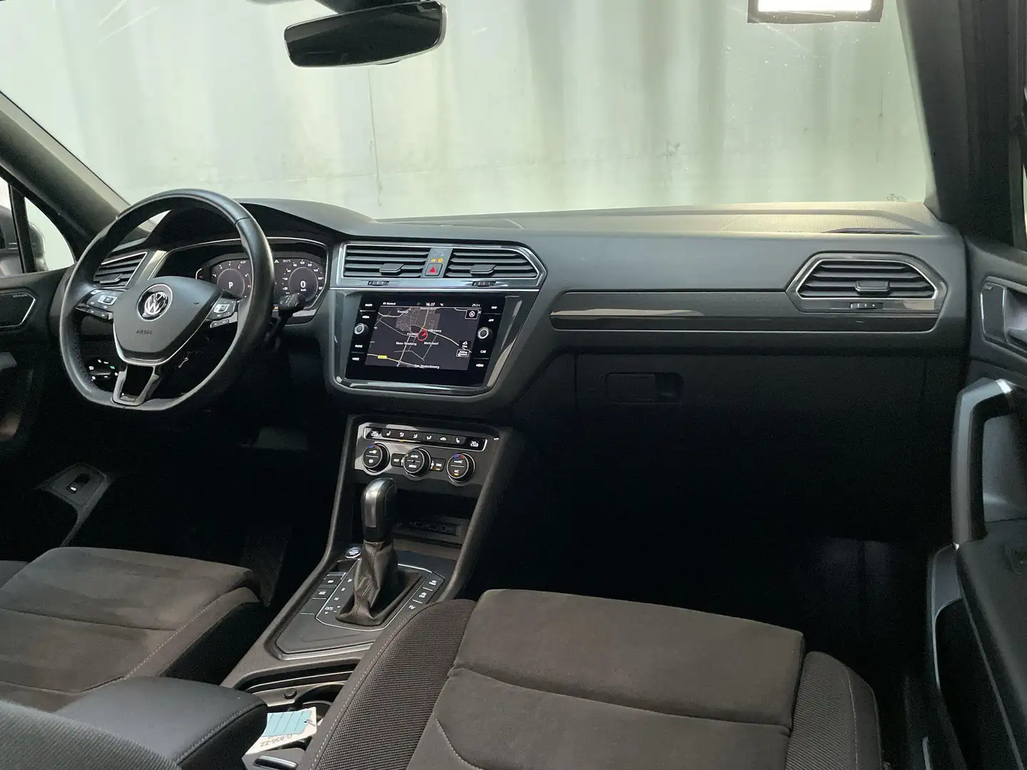 Volkswagen Tiguan Allspace 1.5 TSI 150pk DSG Highline Business R R-Line Panor Grijs - 2