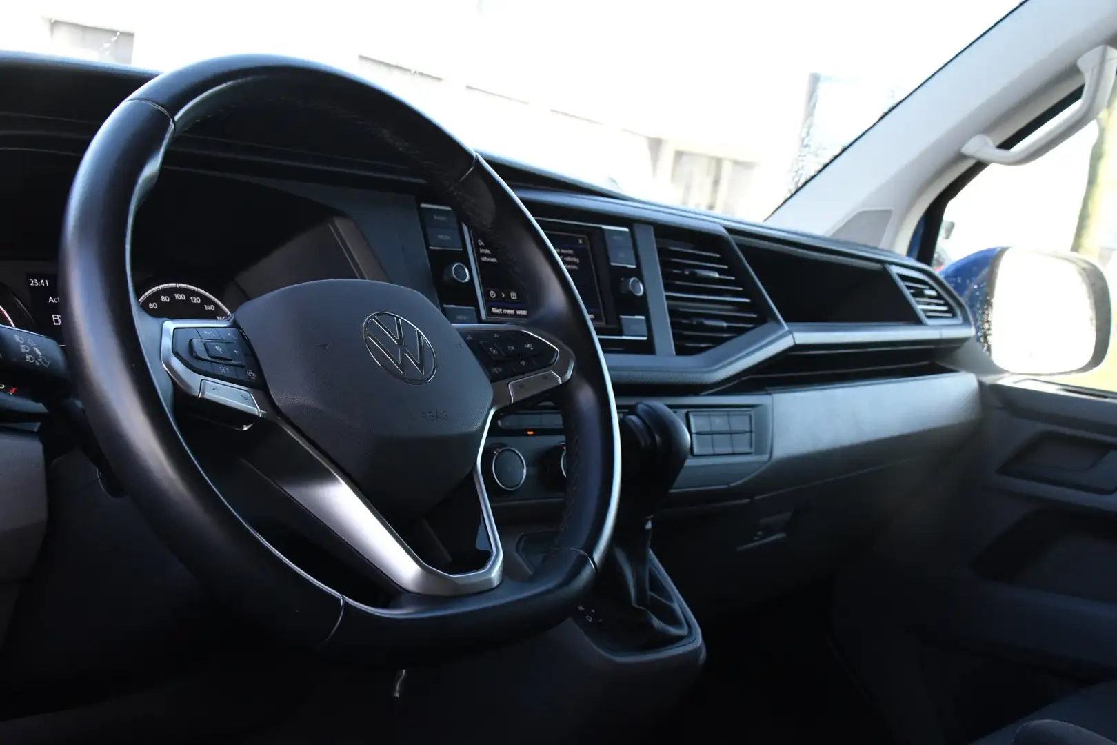 Volkswagen T6.1 Transporter 2.0 TDI L2H1 Bulli Edition Adaptieve Cruise, Camer Blau - 2