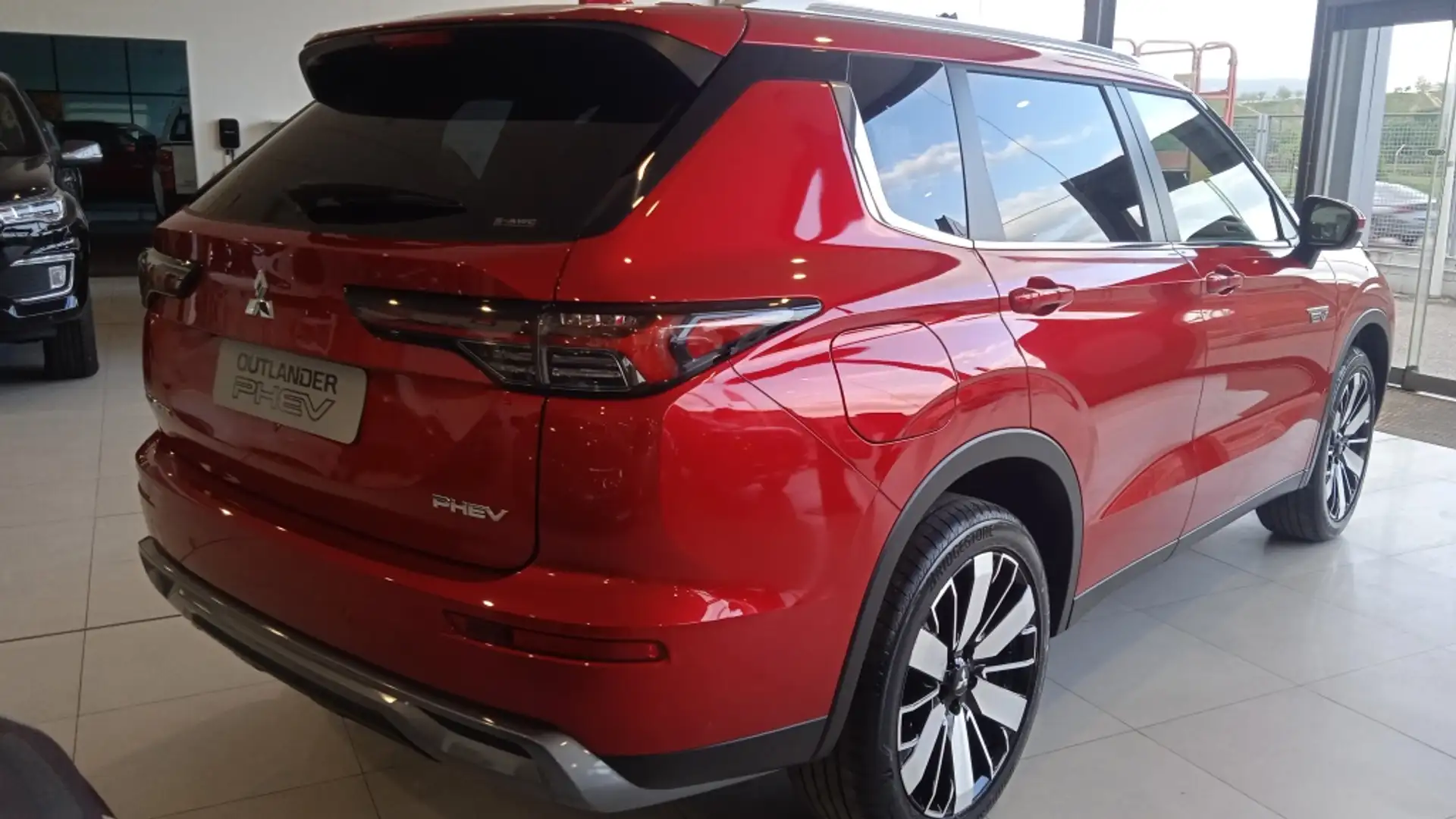 Mitsubishi Outlander PHEV Kaiteki 4WD Rojo - 1