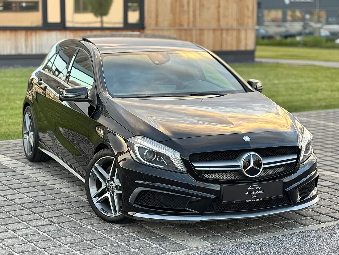 Mercedes-Benz A 45 AMG 4MATIC *PANO, ASSISTENTEN, H&K, KAMERA, 1.BESITZ* Schwarz - 1