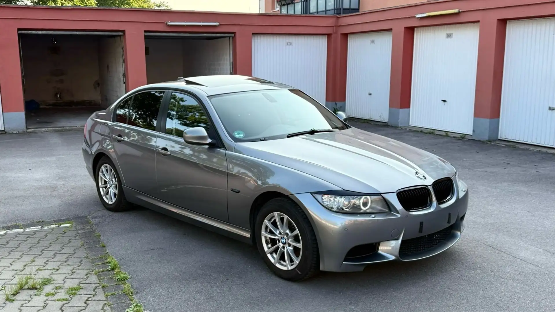 BMW 318 BMW 318i E90 2.0l 143 PS  LCI Facelift M-Paket - 1