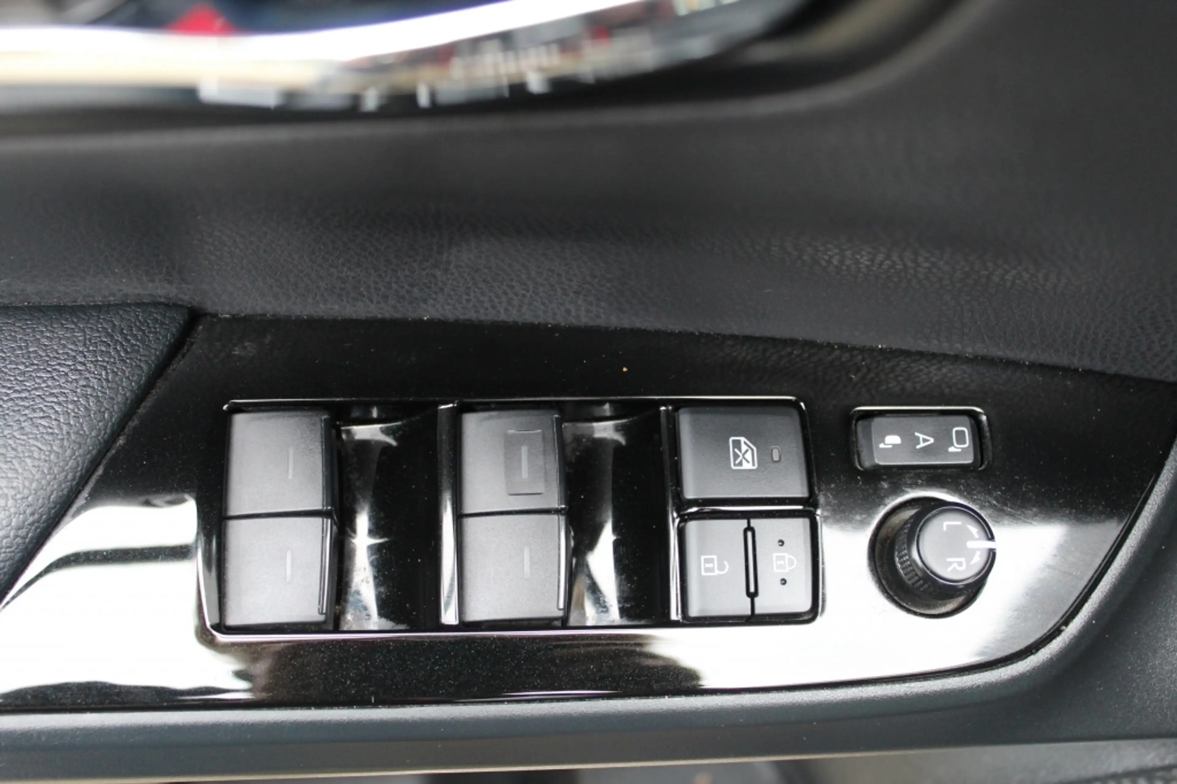 Toyota Prius 1.8 Executive / HUD / Navigatie / Leder / Stoel ve — photo 15