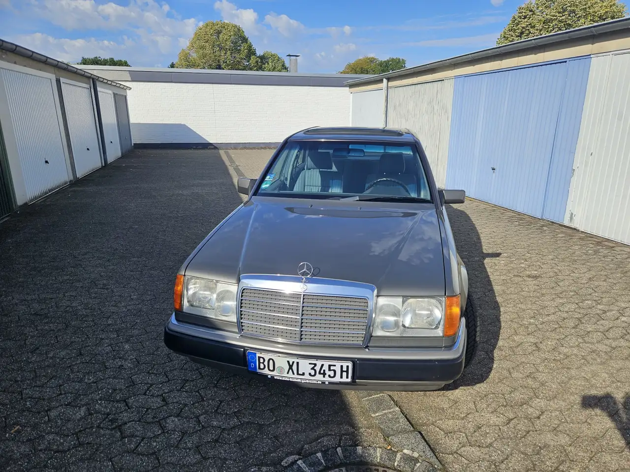 Mercedes-Benz 200, foto 1