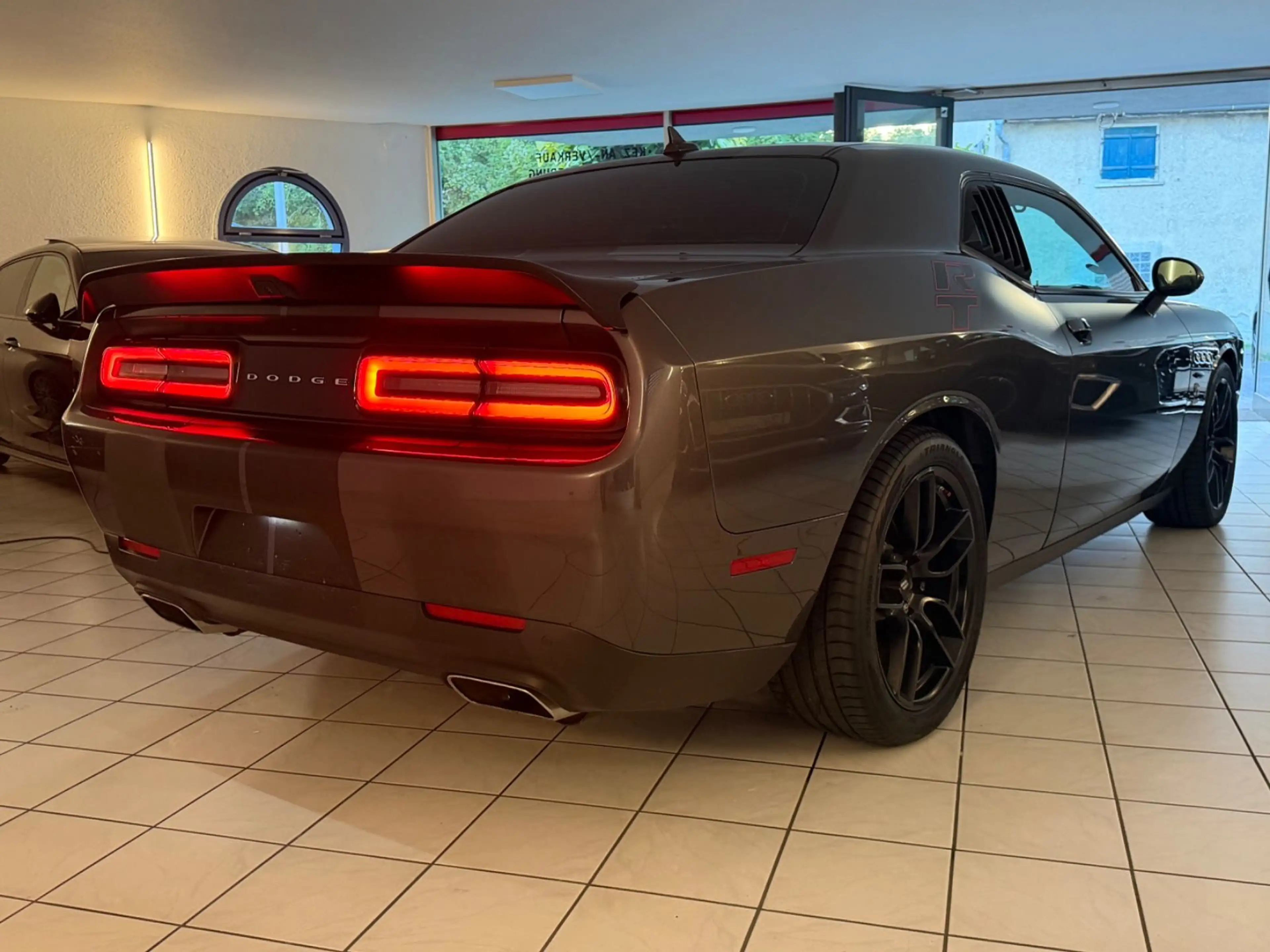 Dodge Challenger SRT 6,4L,Kamera,Tote-Winkel,Neuwertig — photo 7