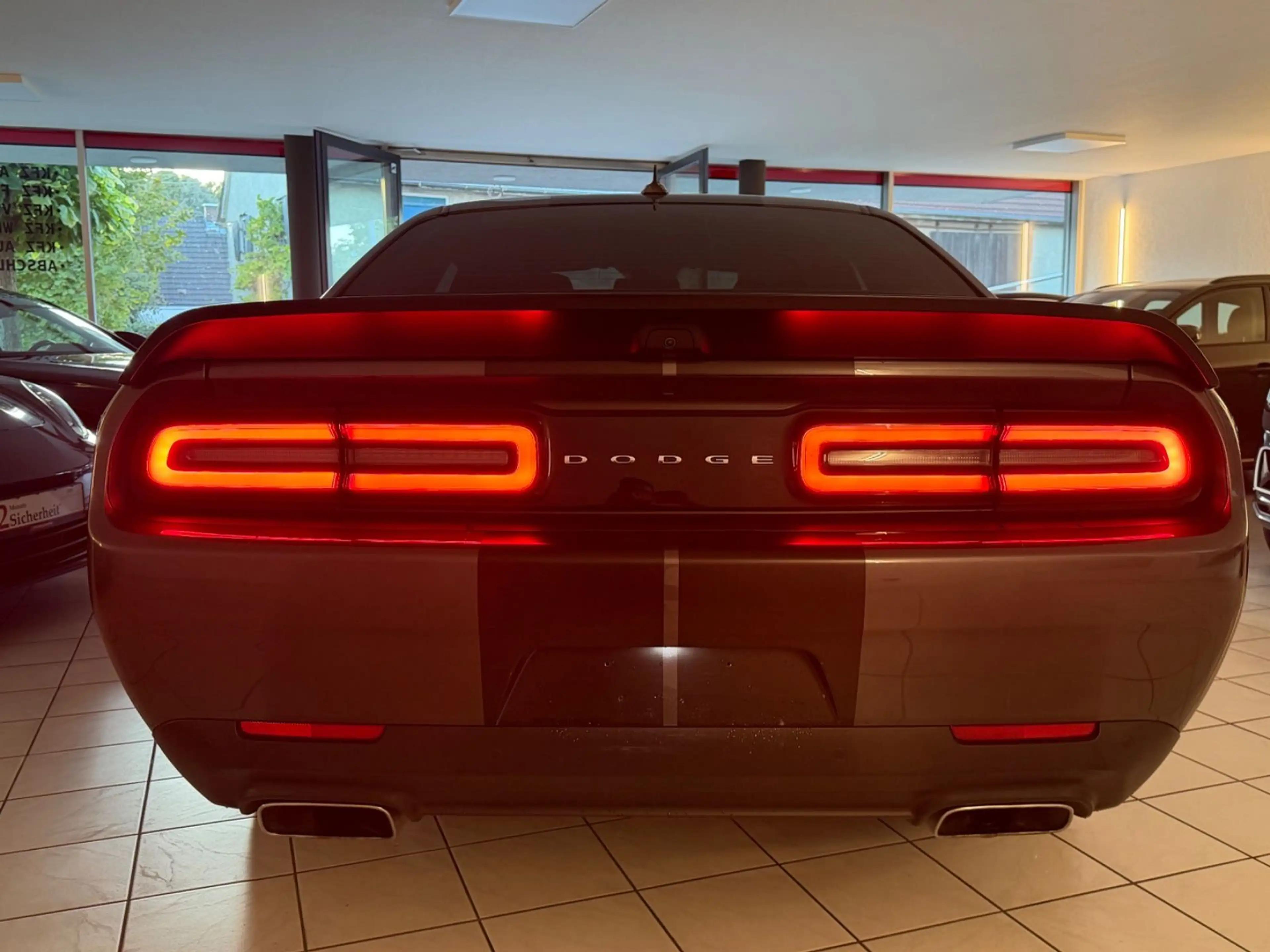 Dodge Challenger SRT 6,4L,Kamera,Tote-Winkel,Neuwertig — photo 6