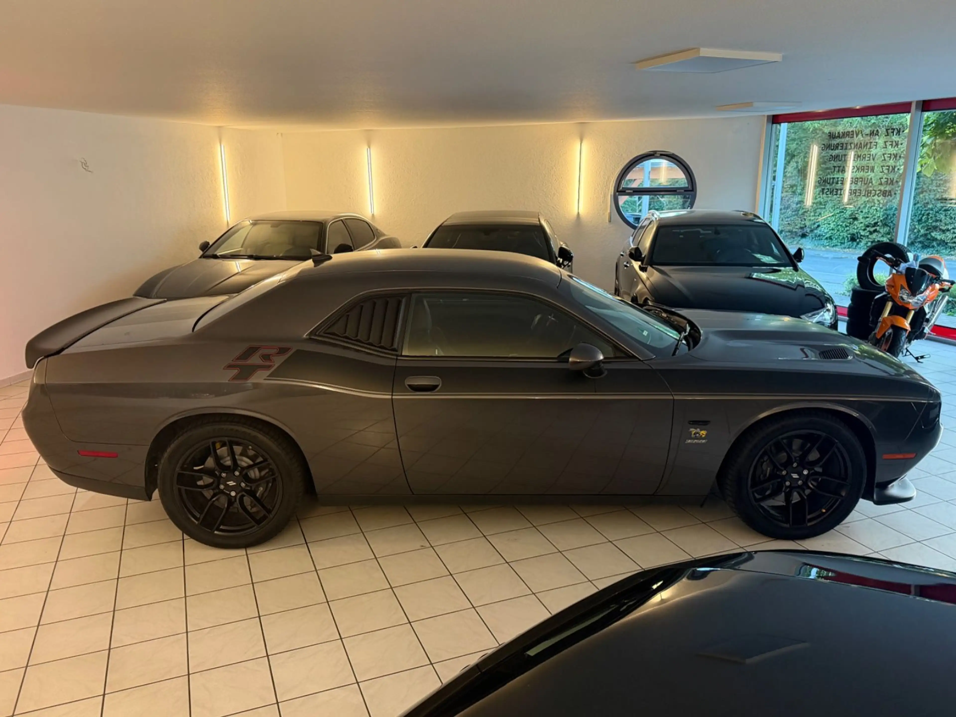 Dodge Challenger SRT 6,4L,Kamera,Tote-Winkel,Neuwertig — photo 8