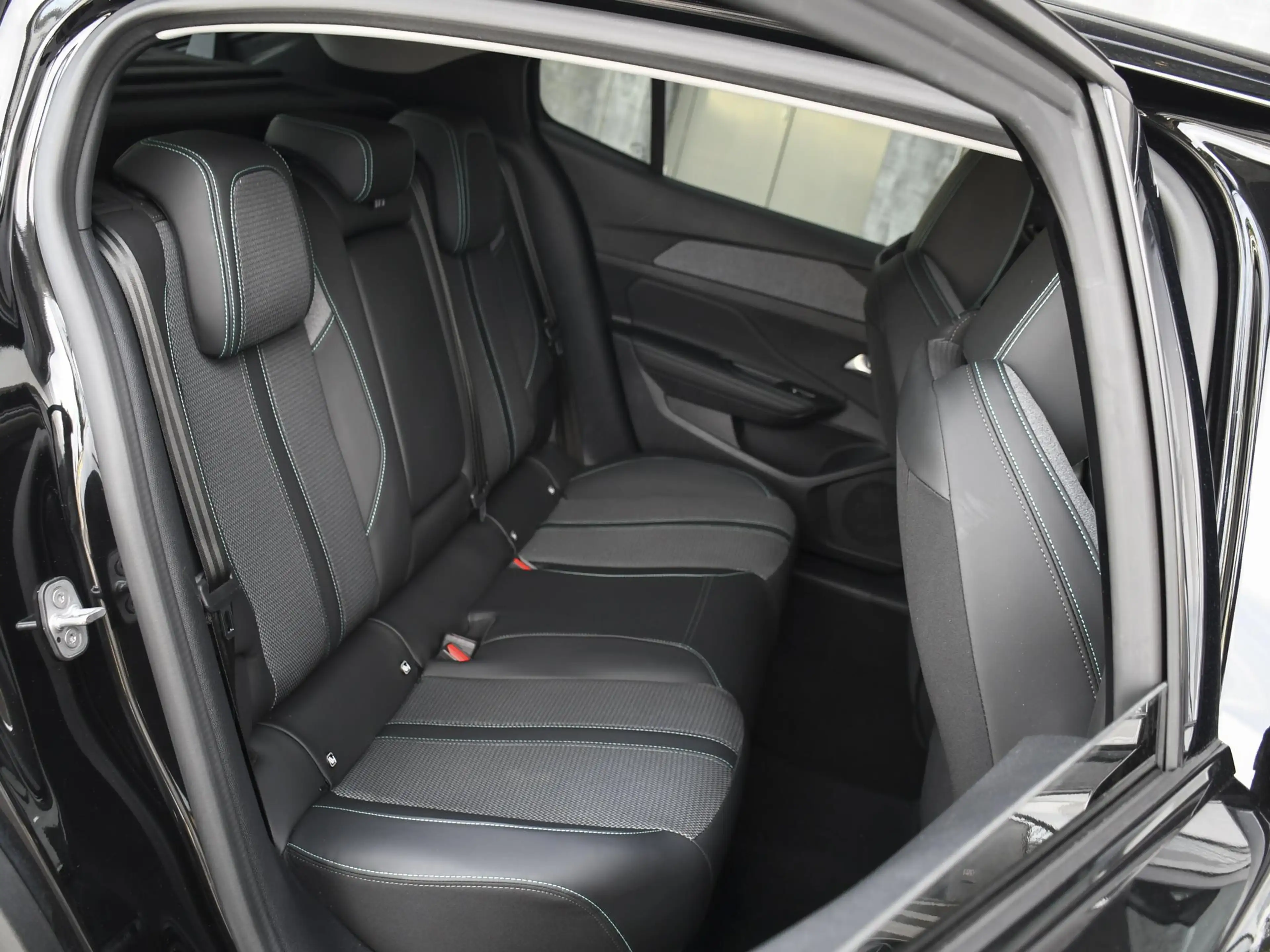 Peugeot 408 Allure 1.2 Hybrid 145pk Automaat ADAPT. CC | 19''L — photo 10
