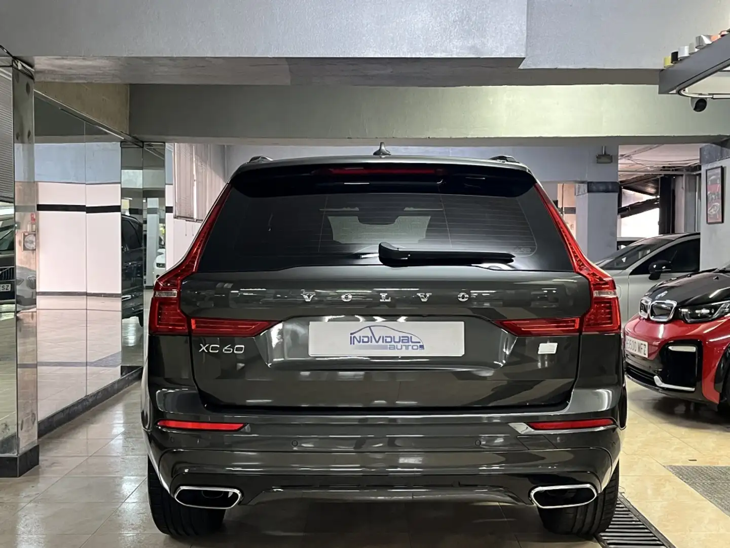 Volvo XC60 T6 Twin Recharge R-Design Expression Grau - 2
