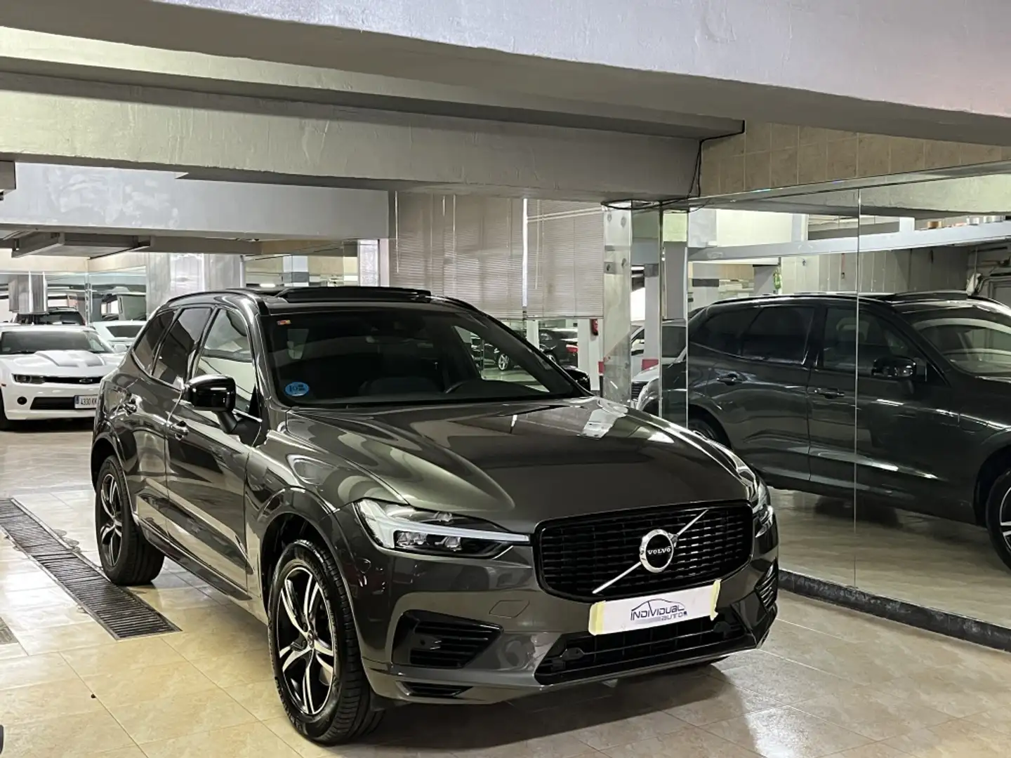 Volvo XC60 T6 Twin Recharge R-Design Expression Grau - 1