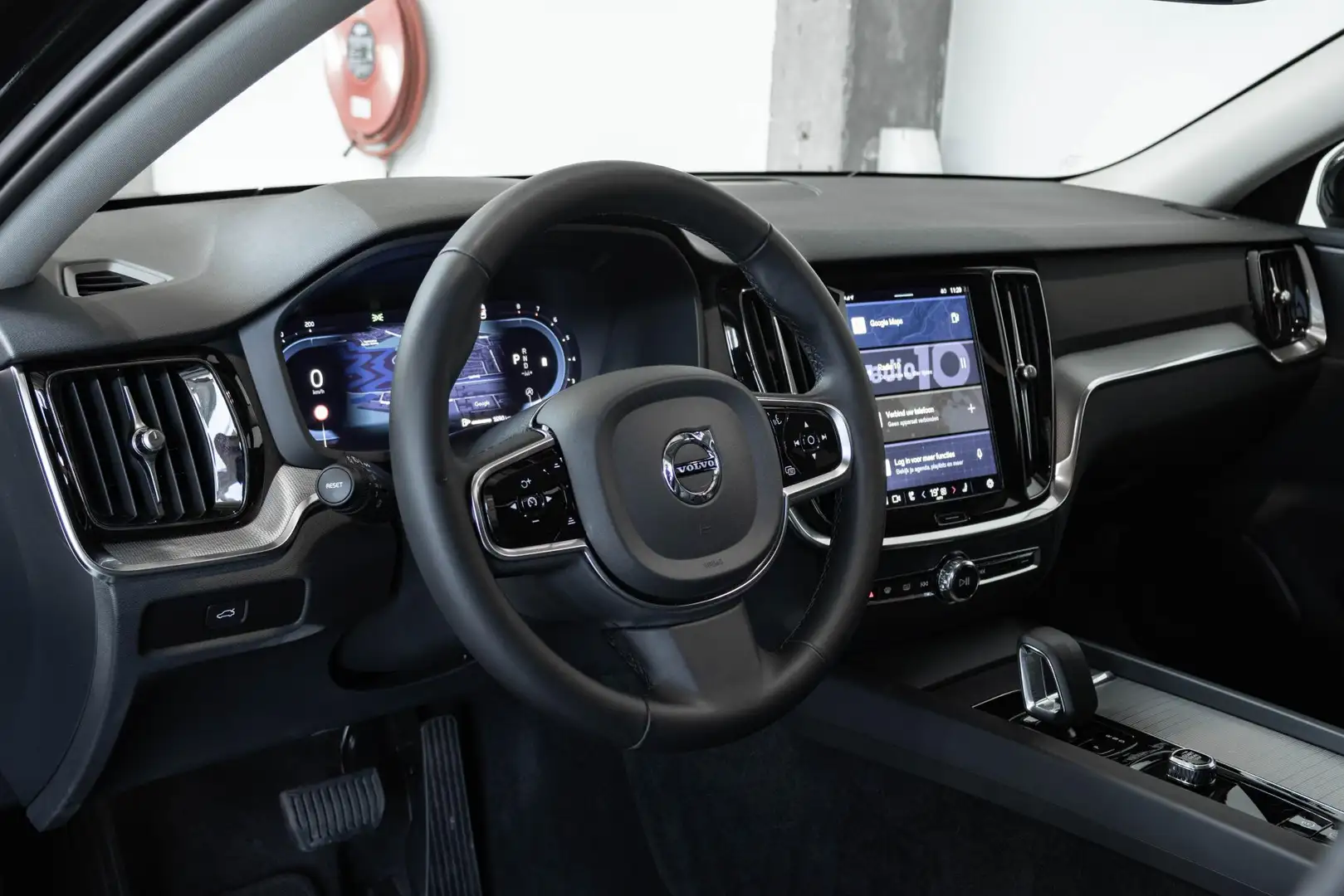Volvo V60 B4 Plus Dark | Adaptive cruise control | Panoramad Zwart - 2