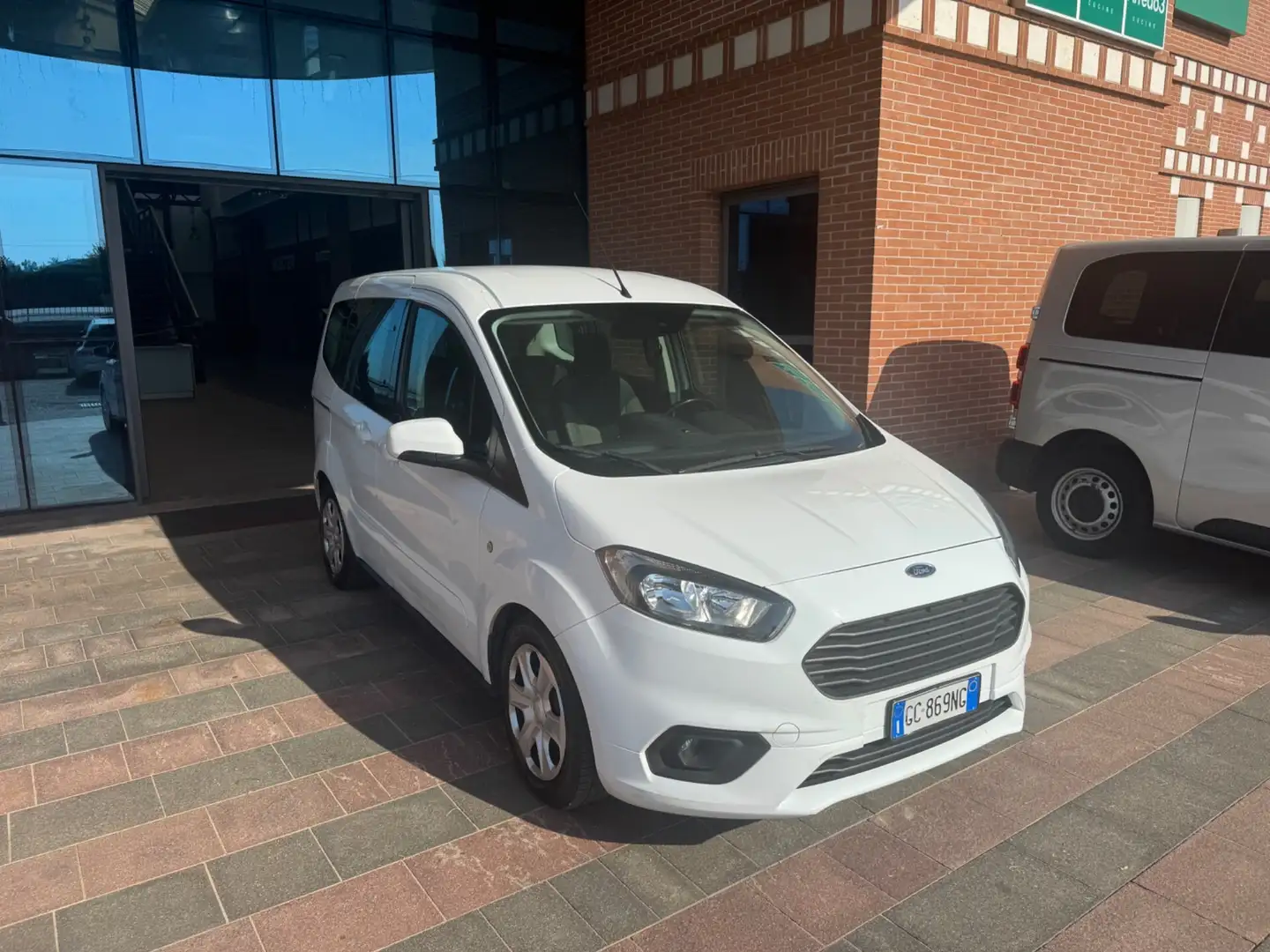 Ford Tourneo Courier Tourneo Courier 1.5 TDCI 100 CV S&S Plus Blanco - 2