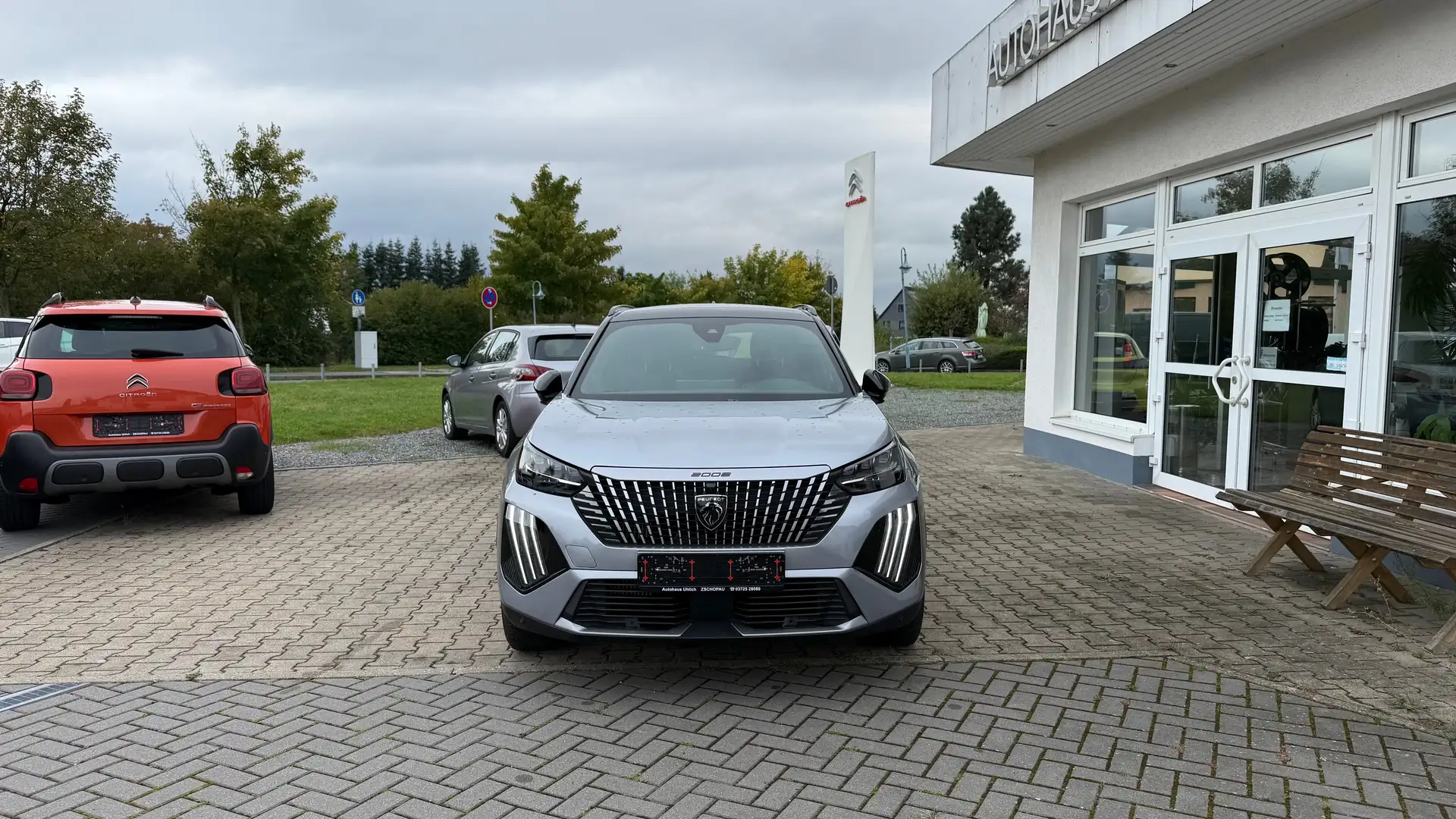 Peugeot 2008 GT Hybrid 136 Grau - 2