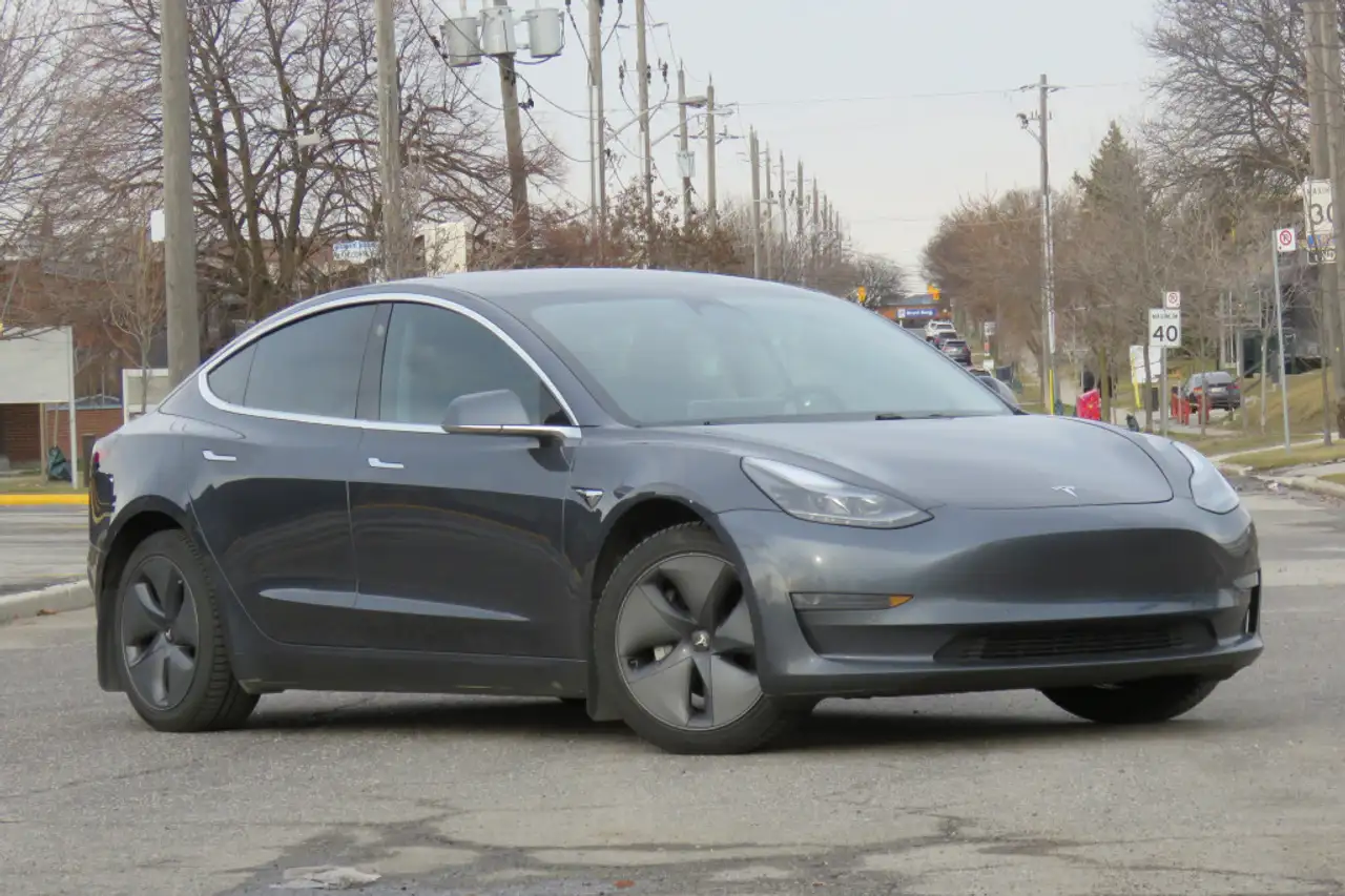 Tesla Model 3 снимка Tesla Model 3