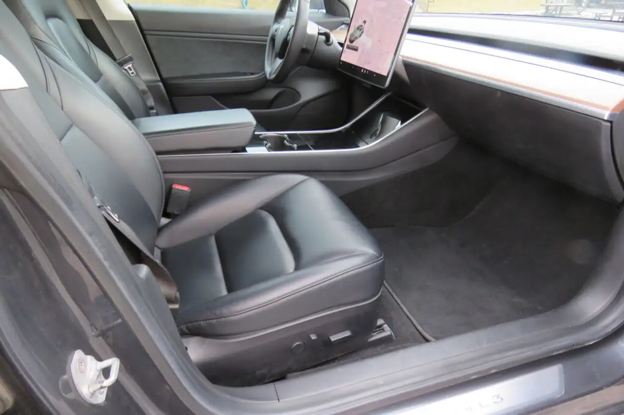 Tesla Model 3 снимка Tesla Model 3
