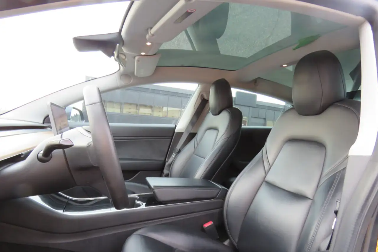 Tesla Model 3 снимка Tesla Model 3