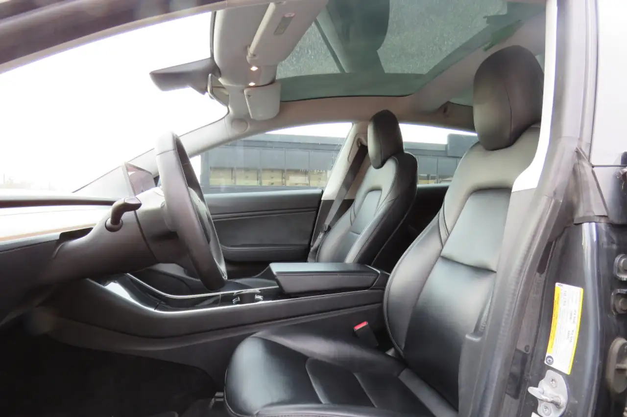 Tesla Model 3 снимка Tesla Model 3