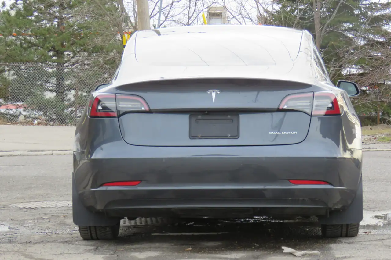 Tesla Model 3 снимка Tesla Model 3