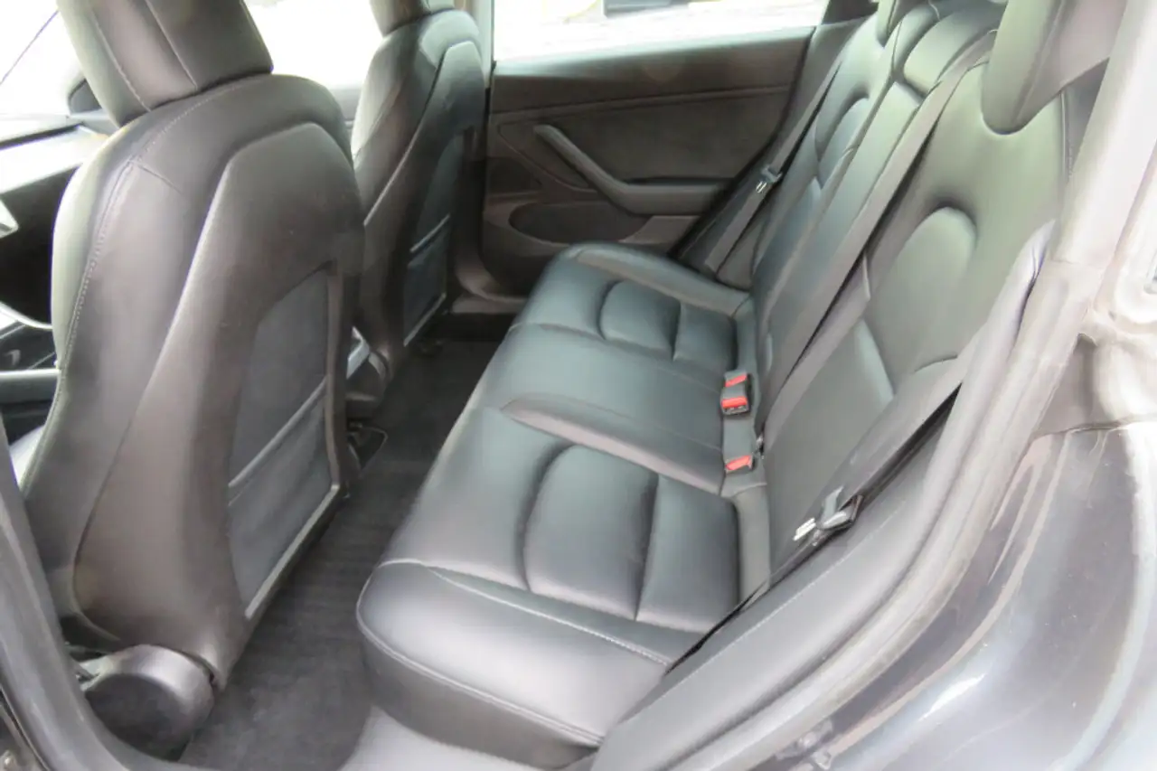 Tesla Model 3 снимка Tesla Model 3