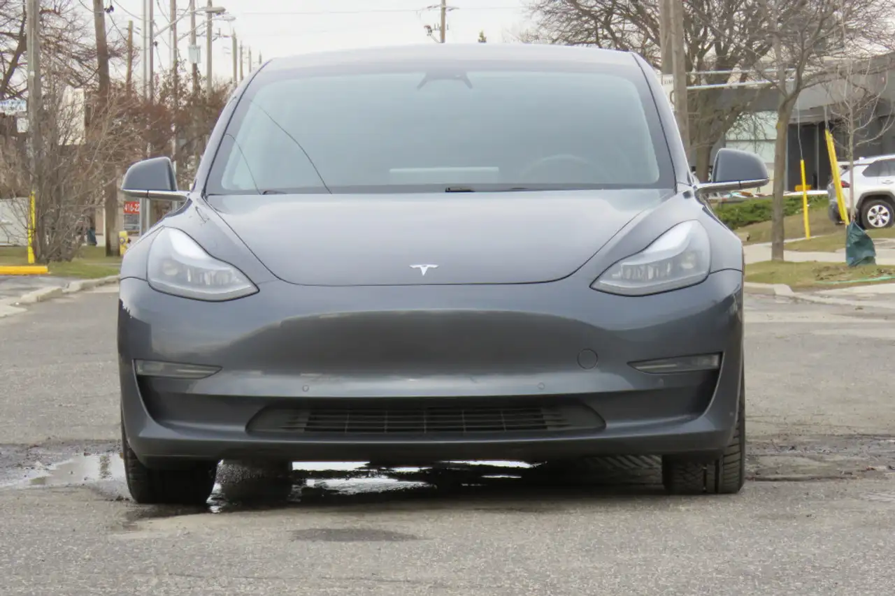 Tesla Model 3 снимка Tesla Model 3