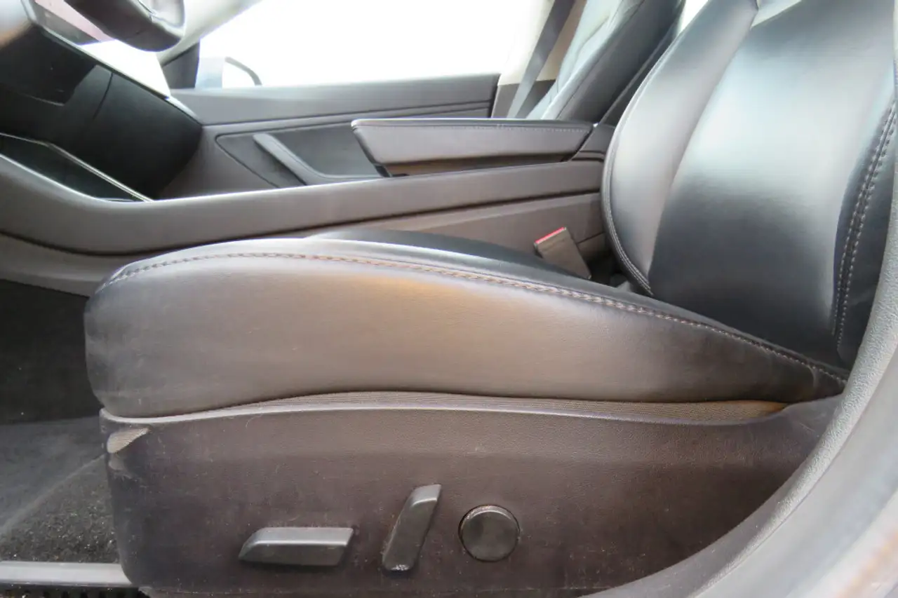 Tesla Model 3 снимка Tesla Model 3