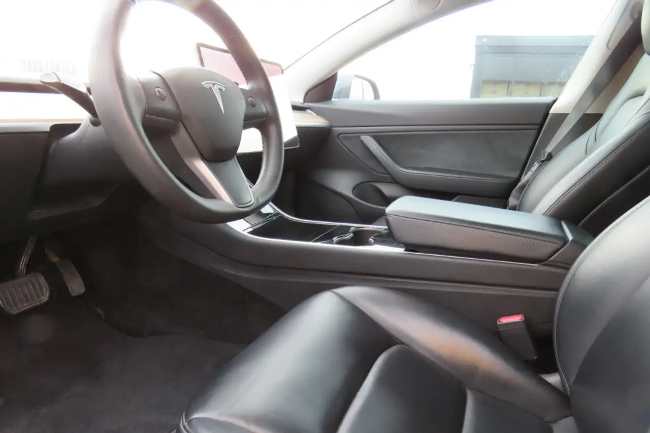 Tesla Model 3 снимка Tesla Model 3