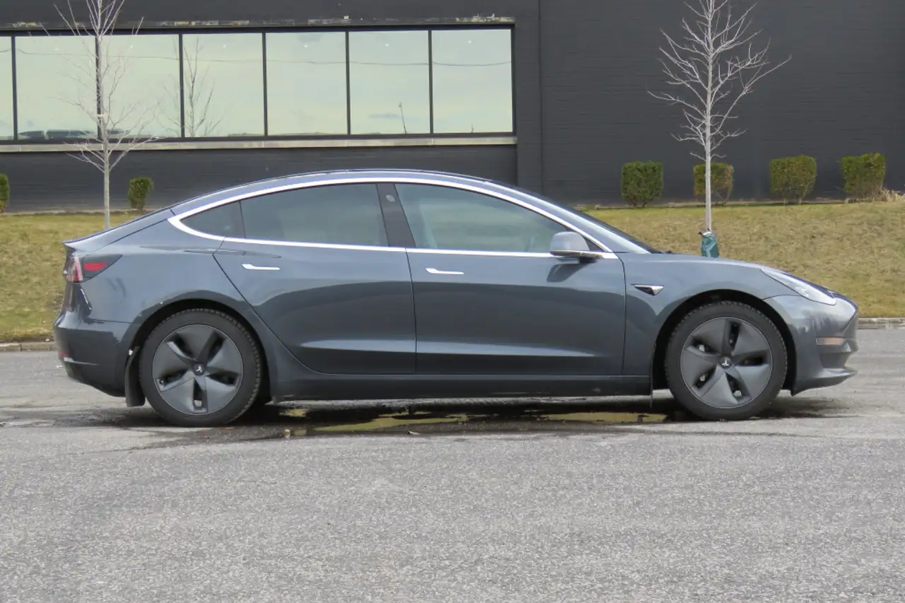 Tesla Model 3 снимка Tesla Model 3
