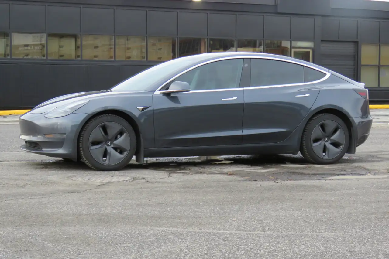 Tesla Model 3 снимка Tesla Model 3