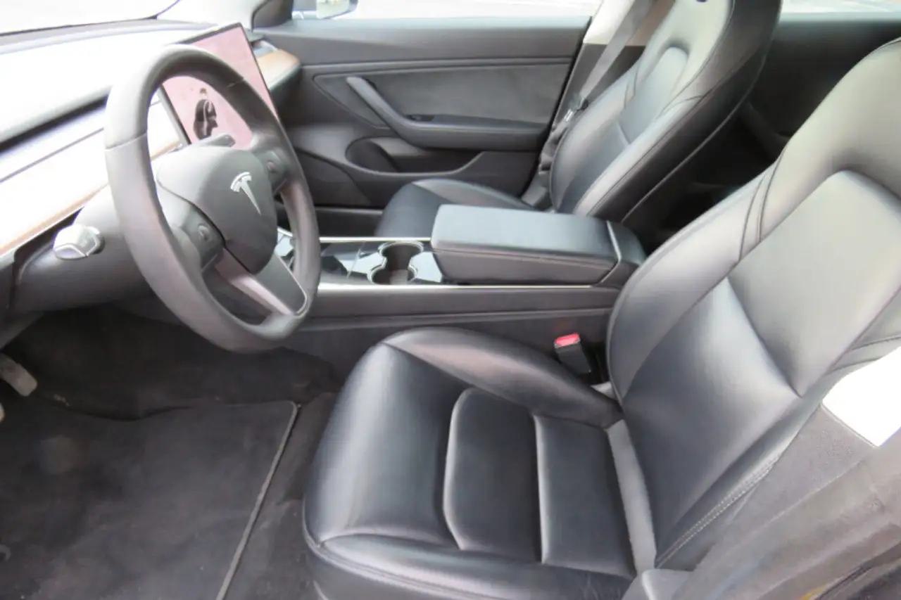 Tesla Model 3 снимка Tesla Model 3