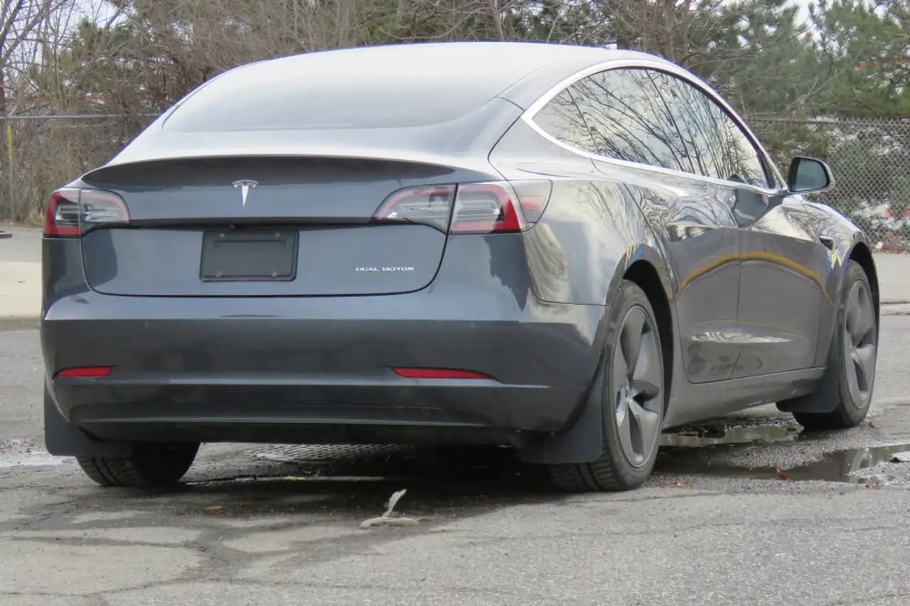 Tesla Model 3 снимка Tesla Model 3